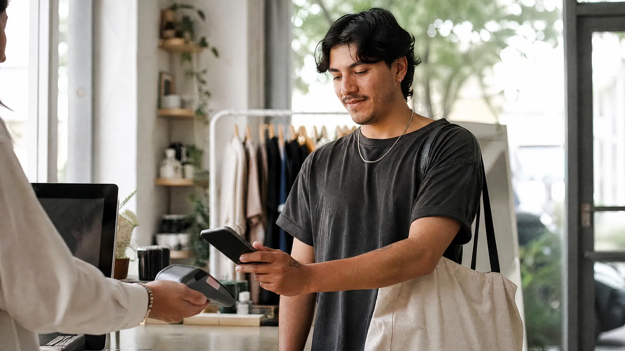 A customer pays in a store with the Aplazo app